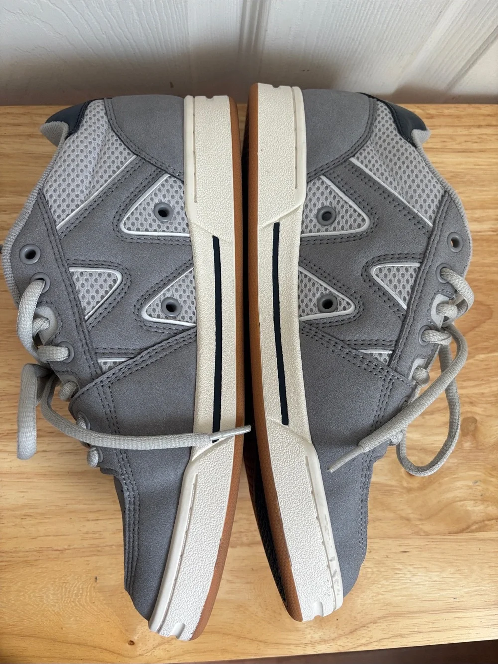 Emerica Grey Sueded Skate Sneakers with Navy Heel size 9.5 skateboard sk8 skater